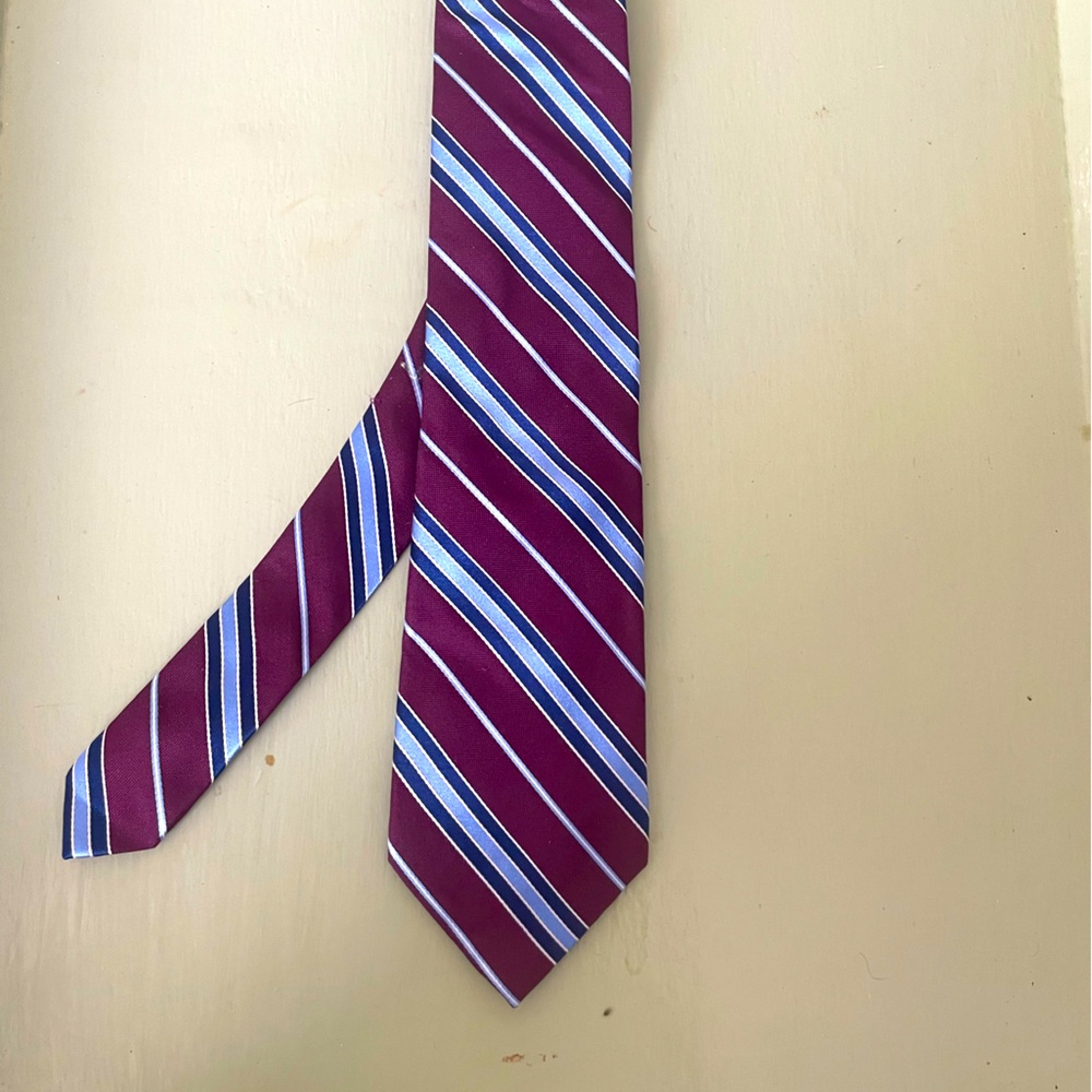 CHAPS MENS SILK TIE . STRIPED